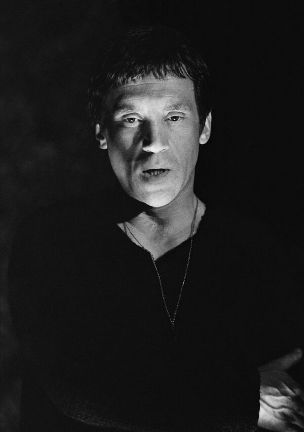 Прощание с легендой: как проходили похороны Высоцкого в дни Олимпиады Прощание с легендой: как проходили похороны Высоцкого в дни Олимпиады - Sputnik Литва