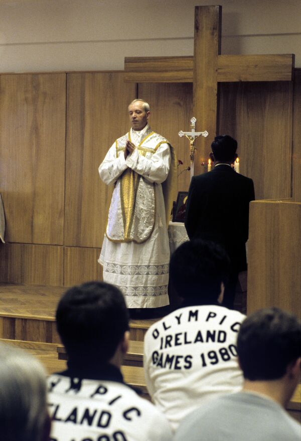 С Божьей помощью: как священнослужители работали на Олимпиаде-80 С Божьей помощью: как священнослужители работали на Олимпиаде-80 - Sputnik Литва