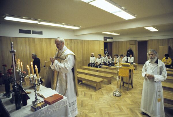 С Божьей помощью: как священнослужители работали на Олимпиаде-80 С Божьей помощью: как священнослужители работали на Олимпиаде-80 - Sputnik Литва