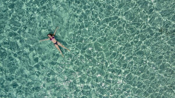 Девушка в море у острова Криси близ Крита, Греция - Sputnik Литва