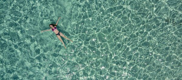 Девушка в море у острова Криси близ Крита, Греция - Sputnik Литва