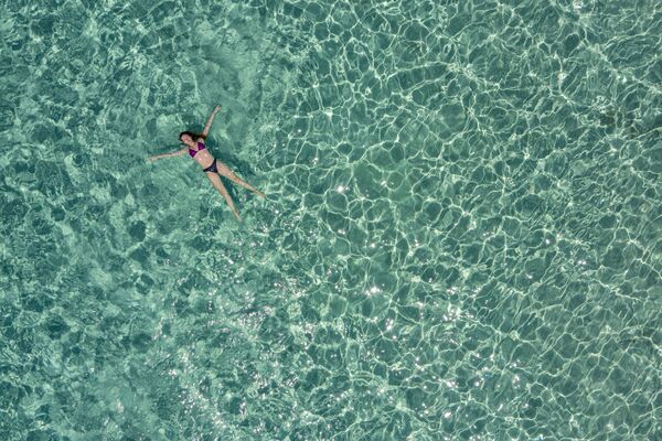 Девушка в море у острова Криси близ Крита, Греция - Sputnik Литва