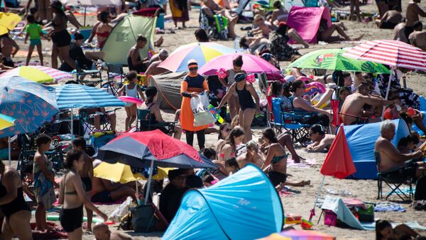 Люди на пляже Пуант-Руж в Марселе, Франция  - Sputnik Lietuva