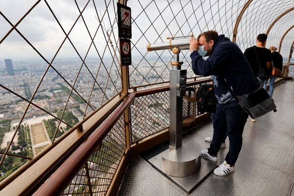 Мужчина у монокуляра на смотровой площадке на Эйфелевой башне, Париж  - Sputnik Литва