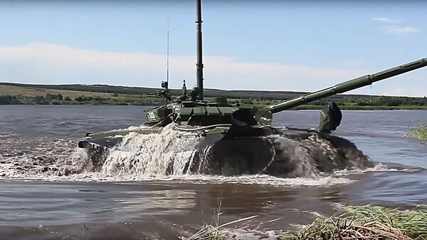 Подводное вождение танков в Оренбургской области - Sputnik Литва
