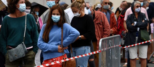 Очередь на сдачу теста на коронавирус в Кибероне, Франция Очередь на сдачу теста на коронавирус в Кибероне, Франция - Sputnik Lietuva