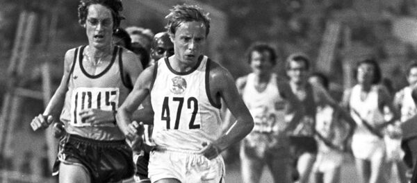 Бег на 10000 метров ведет Александр Антипов Бег на 10000 метров ведет Александр Антипов - Sputnik Lietuva