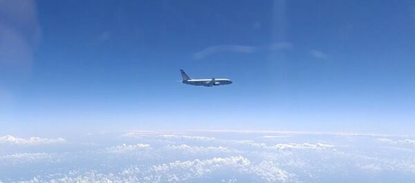 Подозрительные туристы: российский Су-27 перехватил два самолета-разведчика ВВС США над Черным морем - Sputnik Литва