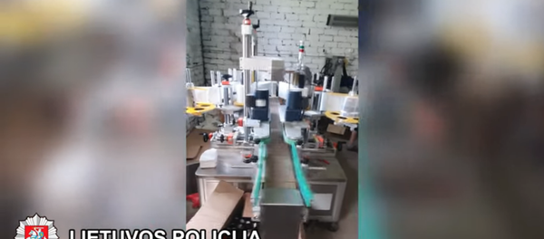 Lietuvoje trys žmonės įtariami sukčiavimu, susijusiu su automobiline alyva Lietuvoje trys žmonės įtariami sukčiavimu, susijusiu su automobiline alyva - Sputnik Lietuva