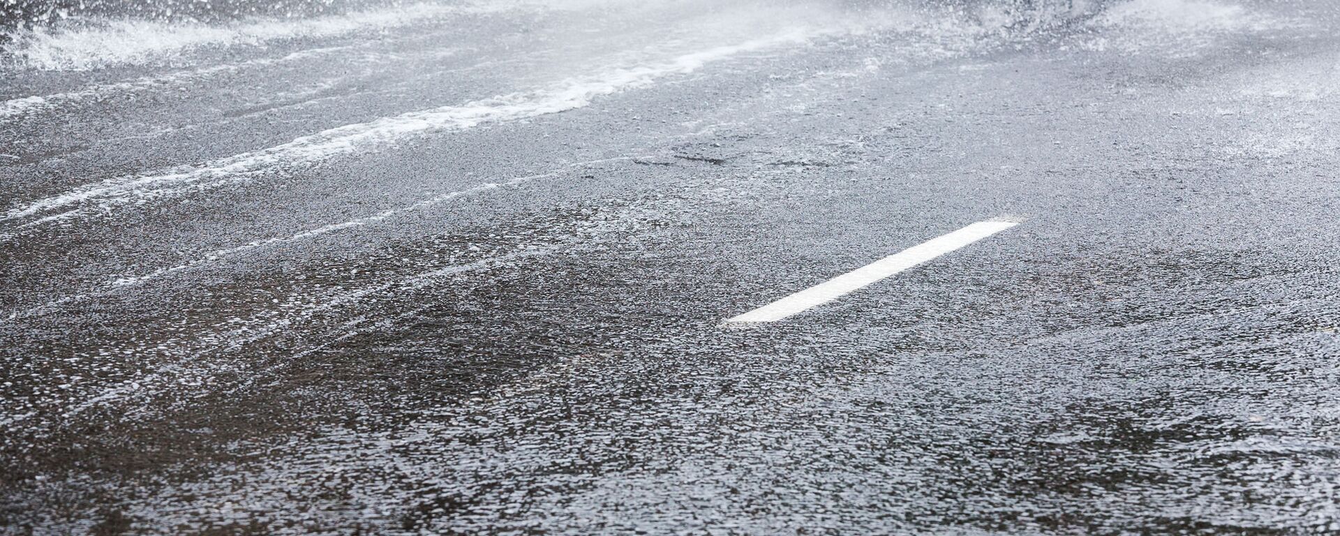 Сильный ливень в городе, архивное фото - Sputnik Литва, 1920, 23.08.2025