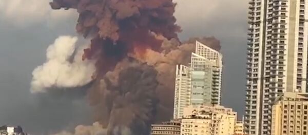 Кадры мощного взрыва в районе порта в Бейруте Кадры мощного взрыва в районе порта в Бейруте - Sputnik Литва