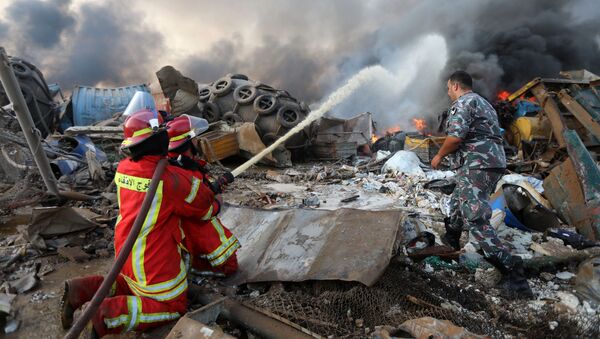 Ugniagesiai dirba sprogimo vietoje, Beirute - Sputnik Lietuva
