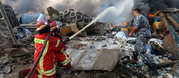 Ugniagesiai dirba sprogimo vietoje, Beirute Ugniagesiai dirba sprogimo vietoje, Beirute - Sputnik Lietuva