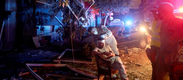 Спасатели работают на месте взрыва в Бейруте Спасатели работают на месте взрыва в Бейруте - Sputnik Lietuva