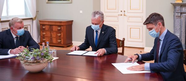 Президент Литвы Гитанас Науседа на встрече с министром экономики Римантасом Синкявичюсом - Sputnik Литва