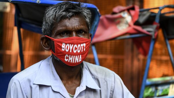 Рикша в маске с надписью Бойкот Китаю в Нью-Дели, Индия  - Sputnik Lietuva
