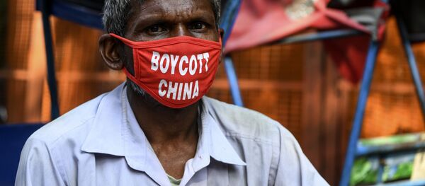 Рикша в маске с надписью Бойкот Китаю в Нью-Дели, Индия Рикша в маске с надписью Бойкот Китаю в Нью-Дели, Индия - Sputnik Lietuva