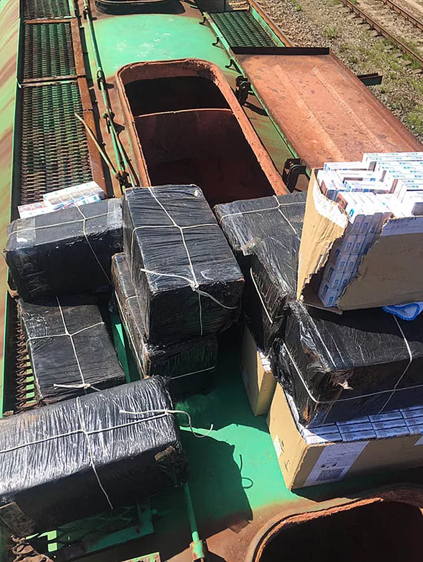 Pasieniečiai aptiko kontrabandines cigaretes į Klaipėdą trąšas nugabenusiame traukinyje Pasieniečiai aptiko kontrabandines cigaretes į Klaipėdą trąšas nugabenusiame traukinyje - Sputnik Lietuva