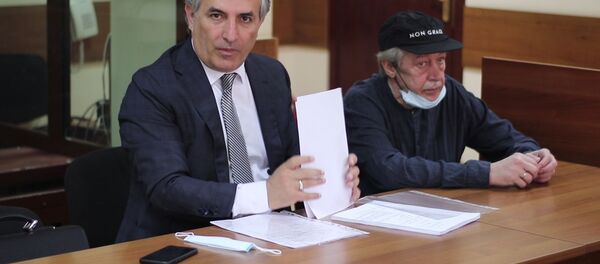 Актер Михаил Ефремов (справа) и адвокат Эльман Пашаев перед началом слушаний в Пресненском суде по делу о ДТП со смертельным исходом - Sputnik Литва