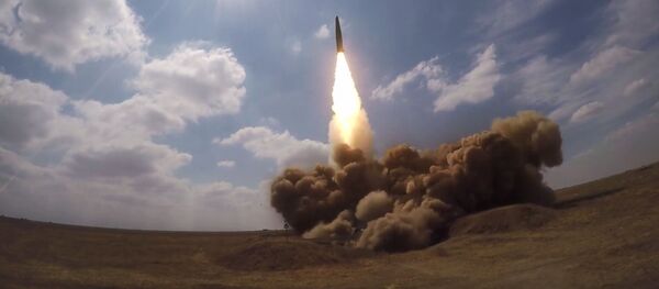 Искандер-М наносит сокрушительный удар по врагу под Астраханью: эффектные кадры учений - Sputnik Литва