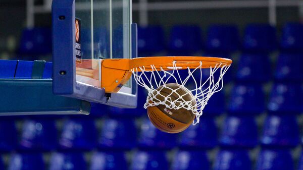 Баскетбольный мяч в кольце - Sputnik Lietuva