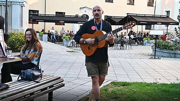 Известный литовский музыкант спел на улице для жителей Вильнюса  - Sputnik Литва