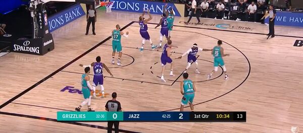 Самый результативный матч Валанчюнаса после рестарта не принес успеха - Sputnik Литва