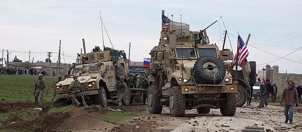 Военный конвой США в районе города Эль-Камышлы в Сирии Военный конвой США в районе города Эль-Камышлы в Сирии - Sputnik Lietuva