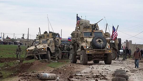 Военный конвой США в районе города Эль-Камышлы в Сирии - Sputnik Lietuva
