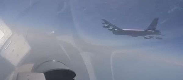 Российский истребитель Су-27 перехватил самолеты-разведчики США - Sputnik Lietuva