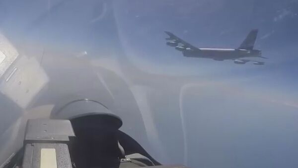 Российский истребитель Су-27 перехватил самолеты-разведчики США - Sputnik Lietuva