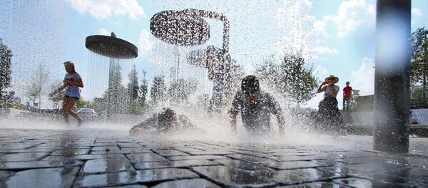 Дети в жару играют в фонтане, Вильнюс - Sputnik Литва