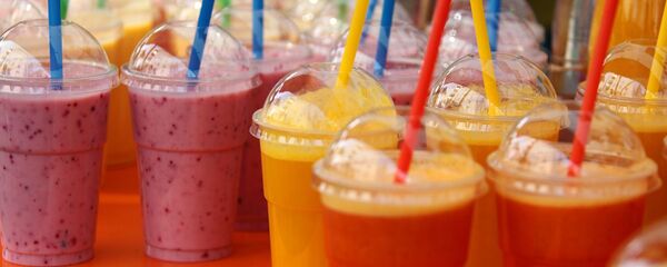 Свежевыжатые соки в супермаркете Свежевыжатые соки в супермаркете - Sputnik Lietuva