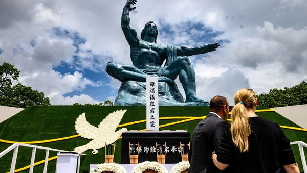 Люди в Парке мира в Нагасаки во время памятных мероприятий  - Sputnik Литва
