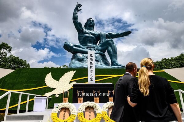 Люди в Парке мира в Нагасаки во время памятных мероприятий  - Sputnik Литва