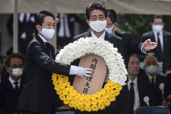 Премьер-министр Японии Синдзо Абэ во время памятных мероприятий  в Нагасаки  - Sputnik Литва