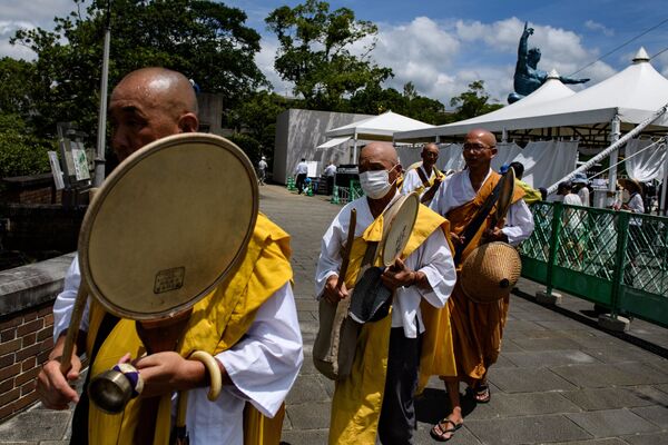 Монахи во время памятных мероприятий  в Нагасаки  - Sputnik Литва