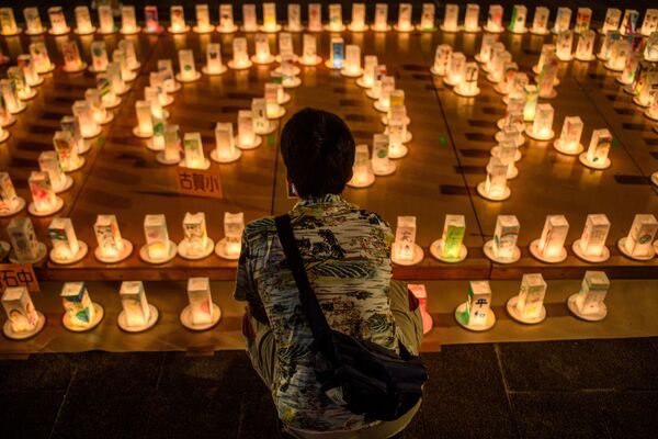 Фонари с посланиями во время памятных мероприятий в Нагасаки - Sputnik Литва