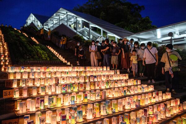  Фонари с посланиями во время памятных мероприятий в Нагасаки - Sputnik Литва