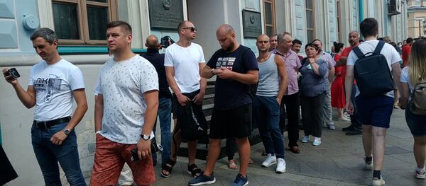 Очередь у посольства: граждане Беларуси голосуют на выборах президента в Москве - Sputnik Литва