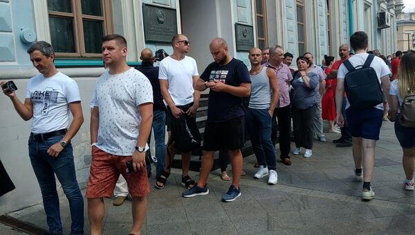 Очередь у посольства: граждане Беларуси голосуют на выборах президента в Москве - Sputnik Литва