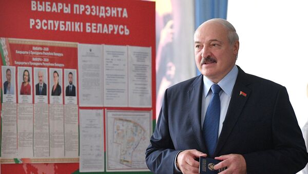 Президент Белоруссии Александр Лукашенко голосует на выборах президента Белоруссии - Sputnik Lietuva