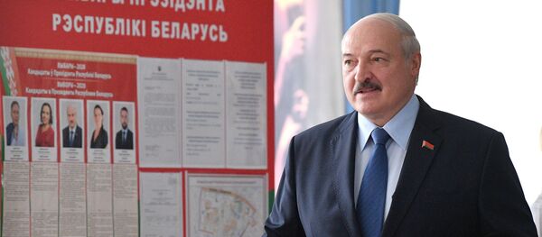 Президент Белоруссии Александр Лукашенко голосует на выборах президента Белоруссии - Sputnik Литва