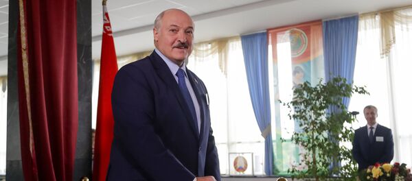 Президент Белоруссии Александр Лукашенко голосует на выборах президента Белоруссии - Sputnik Литва