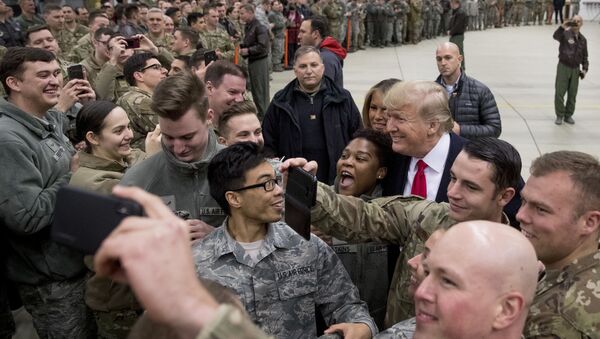 Президент США Дональд Трамп на военной авиабазе Рамштайн, Германия - Sputnik Lietuva