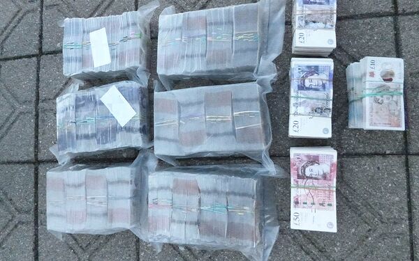 Beveik 200 tūkst. svarų vežęs vyras pasieniečiams bandė įsiūlyti 10 tūkst. kyšį Beveik 200 tūkst. svarų vežęs vyras pasieniečiams bandė įsiūlyti 10 tūkst. kyšį - Sputnik Lietuva