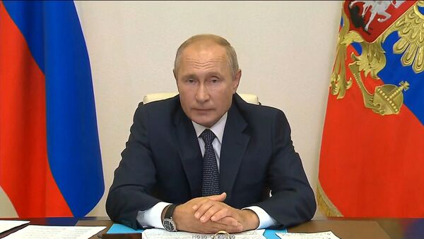 Putinas paskelbė apie pirmosios Rusijos vakcinos nuo COVID-19 registraciją - Sputnik Lietuva