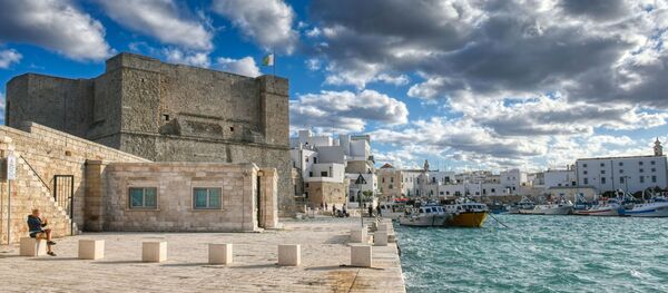 Замок Карла V в коммуне Монополи в Италии Замок Карла V в коммуне Монополи в Италии - Sputnik Lietuva