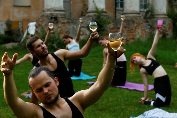 Люди с бокалами вина во время йоги в Латвии  - Sputnik Lietuva