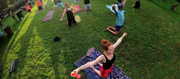 Люди с бокалами вина во время йоги в Латвии  - Sputnik Литва